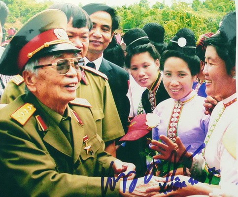 Sau khi thăm hầm chỉ huy, Đại tướng lên xe ra ngoài cửa rừng. Giây phút Đại tướng được các cháu thiếu nhi và các thiếu nữ Thái chào đón chỉ có Đại tá Đoàn Hoài Trung và một vài phóng viên địa phương chụp được. Tấm ảnh các cô gái Thái đã nắm tay Đại Tướng của tác giả Đoàn Hoài Trung đã đoạt giải khuyến khích trong cuộc thi về Đề tài LLVT năm 2004.